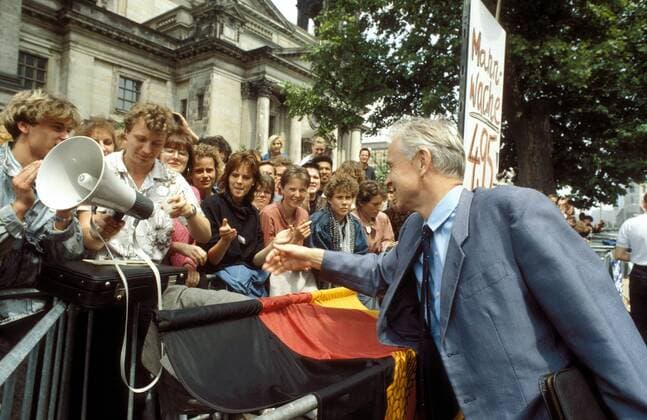 FRIEDENSANGEBOT! Hans Modrow (GDR PDS) reicht den Studenten friedlich die Hand anlässlich einer Studentendemonstration in der Berliner Karl-Liebknecht-Straße