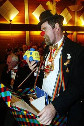 Herbert Mertin (GER FDP Justizminister Rheinland-Pfalz) tritt als Clown verkleidet während einer Karnevalssitzung in Koblenz auf