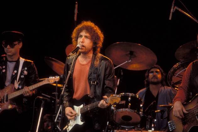 Sänger Bob Dylan (Mitte USA) wird von Musikern während eines Konzerts in Sankt Goarshausen begleitet