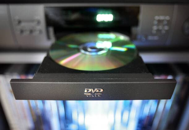 DVD in der Lade eines DVD-Spielers