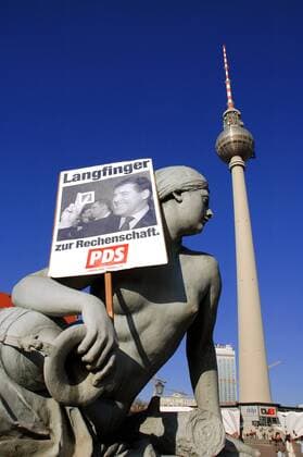 Langfinger zur Rechenschaft! - Nixe des Brunnens auf dem Alexanderplatz vor dem Fernsehturm hält ein PDS-Plakat im Arm