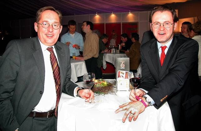 Peter Strieder (li., GER SPD Senator für Stadtentwicklung) und Martin Lindner (GER FDP-Fraktionsvorsitzender Berliner Abgeordnetenhaus) in der VIP-Lounge anlässlich des 6-Tage-Rennens in Berlin