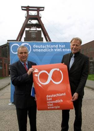 Bundesumweltminister Jürgen Trittin (re., GER Bündnis 90 Die Grünen) und Klaus Töpfer (GER CDU Leiter United Nations Environmental Programme UNEP) anlässlich des Startschusses einer bundesweiten Kampagne für erneuerbare Energien vor der Zeche Zollverein in Essen