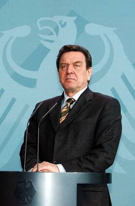 Bundeskanzler Gerhard Schröder (GER SPD) während einer Pressekonferenz im Bundeskanzleramt in Berlin anlässlich des Staatsbesuchs des ukrainischen Präsidenten Viktor Juschtschenko