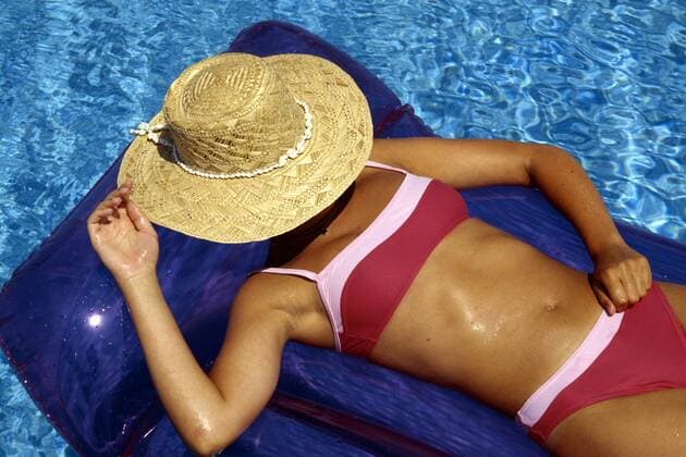 Junges Frau schläft auf einer Luftmatratze - Ibiza
