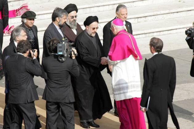 Erzbischof James Harvey (3.v.re., USA) begrüßt Mohammed Chatami (4.v.re., IRI Staatspräsident Iran) anlässlich des Trauergottesdienstes für Papst Johannes Paul II. auf dem Petersplatz in Rom - 