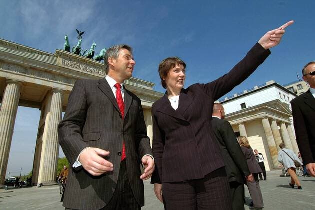 Helen Clark (re., NZL Premierministerin Neuseeland) und Klaus Wowereit (GER SPD Regierender Bürgermeister Berlin) vor dem Brandenburger Tor auf dem Pariser Platz in Berlin