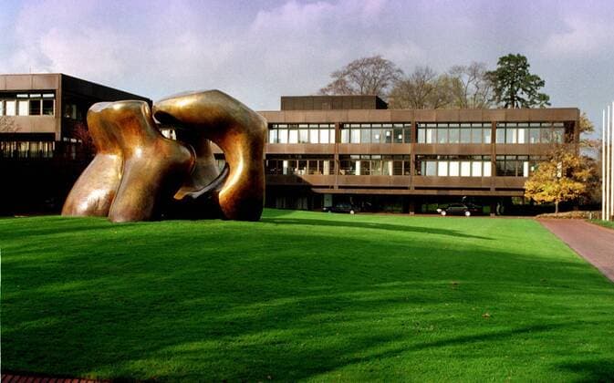 Plastik von Henry Moore vor dem Bundeskanzleramt in Bonn