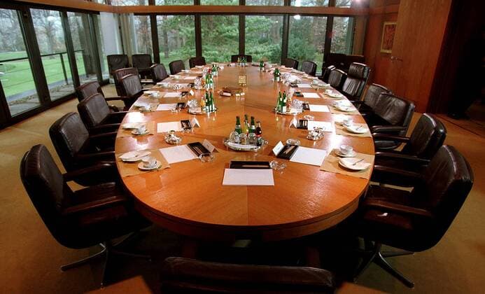 Konferenztisch im Bundeskanzleramt in Bonn