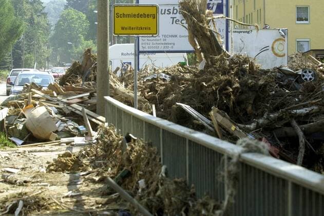 Angeschwemmter Schutt türmt sich auf den Straßen von Schmiedeberg