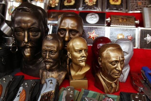 Büsten von Feliks Dzierzynski (li.), Lenin (Mitte) und Wladimir Putin in Moskau 