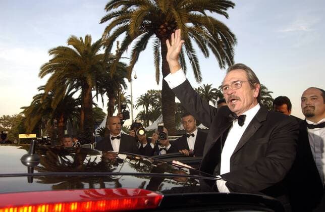 Schauspieler Tommy Lee Jones (USA) verabschiedet sich nach der Filmpremiere von THE THREE BURIALS OF MELQUIADES ESTRADA im Rahmen der 58. Internationalen Filmfestspiele in Cannes