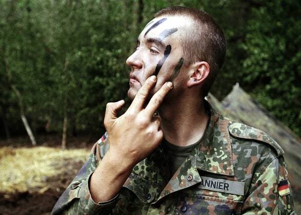 Rekrut tarnt sein Gesicht mit Farbe - Übung der Bundeswehr