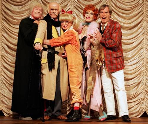 V.r.n.l.: Schauspieler Horst Jüssen (GER Adolar von Scheußlich), Schauspielerinnen Elisabeth Volkmann (GER Jolanthe von Scheußlich) und Ingrid Steeger (GER Gaby von Klimbim), Schauspieler Wichart von Roell (GER Opa von Klimbim) sowie Peer Augustinski (GER Bestattungsunternehmer) anlässlich eines Pressetermins zum Theaterstück DIE KLIMBIM-FAMILIE LEBT am Ernst Deutsch Theater in Hamburg