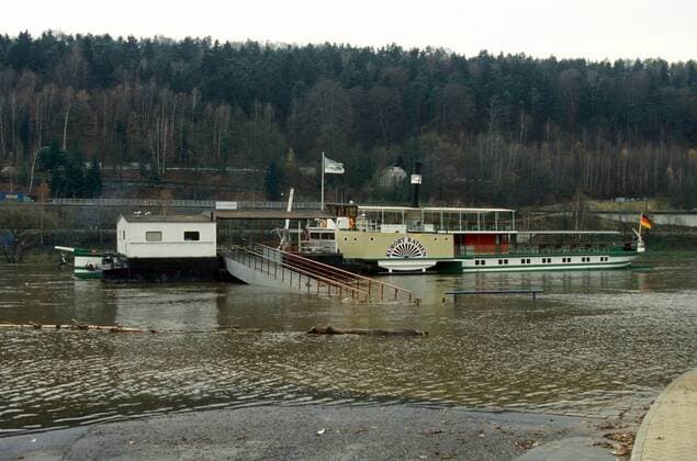 Ausflugsdampfer - Kurort Rathen - an der überschwemmten Anlegestelle in Bad Schandau