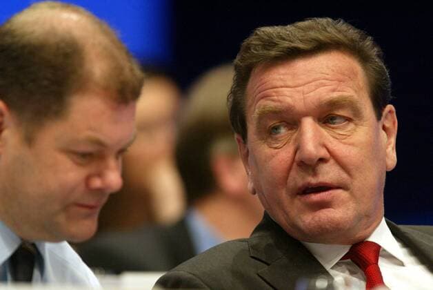 Bundeskanzler Gerhard Schröder (GER SPD) im Gespräch mit Olaf Scholz (GER SPD-Generalsekretär) auf dem SPD-Parteitag in Bochum