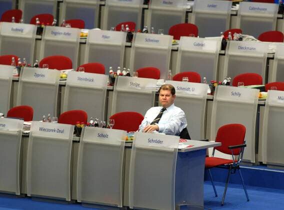 Verlassen - Generalsekretär Olaf Scholz (GER SPD) sitzt im leeren Plenum auf dem SPD-Bundesparteitag in Bochum