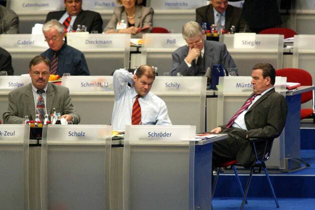 V.r.n.l.: Bundeskanzler Gerhard Schröder, Otto Schily (mitte hinten), und Olaf Scholz (SPD-Generalsekretär)(alle GER alle SPD) sitzen im Plenum auf dem SPD-Bundesparteitag in Bochum
