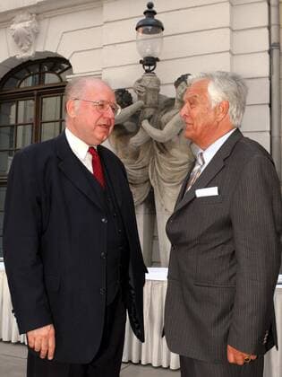 Prof. Gerd Ücker (li., GER Intendant der Sächsischen Staatsoper Dresden) und Sänger Dr. Theo Adam (GER) anlässlich der Preisverleihung zum SAECULUM - Glashütte Original Musikfestspiel Preis in der Semper Oper in Dresden