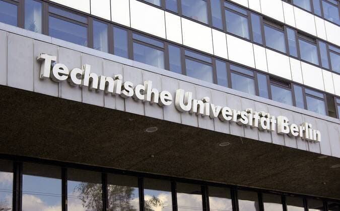 Schriftzug der Technischen Universität an der Fassade des Hauptgebäudes in der Straße des 17. Juni in Berlin