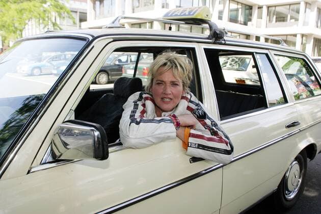 Komikerin Gaby Köster (GER) sitzt in einem Taxi anlässlich eines Fotoshootings zu der ZDF-Fernsehserie -Die Bullenbraut II- in Hamburg