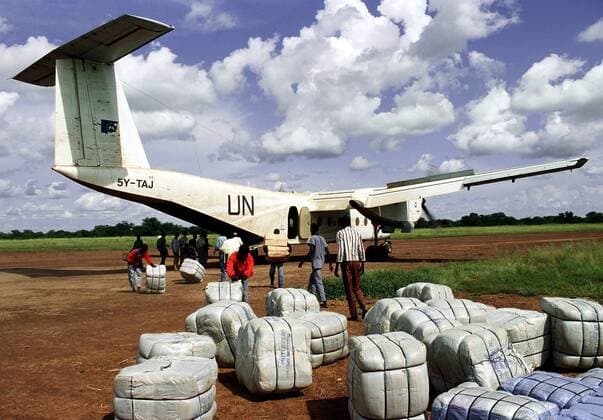Flugzeug der UN bringt Ballen mit Lebensmitteln während der Hungersnot im Sudan
