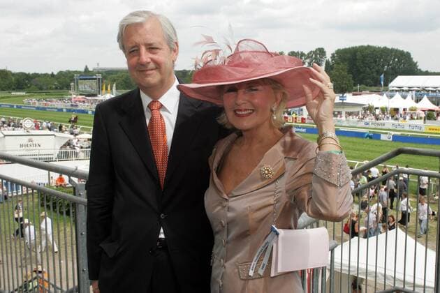 Heinrich von Rantzau (GER Geschäftsführer Deutsche Afrikalinien GmbH & Co. KG) mit Ehefrau Annette von Rantzau (GER Vizepräsidentin DRK-Landesverband Hamburg e.V.) während des 136. Deutschen Derbys auf der Galopprennbahn in Hamburg-Horn