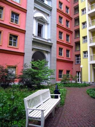 Architektur von Aldo Rossi Innenhof des Aldo Rossi Blocks in Berlin