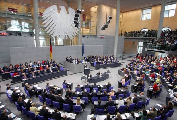 Bundeskanzler Gerhard Schröder (GER SPD) stellt die Vertrauensfrage im Deutschen Bundestag