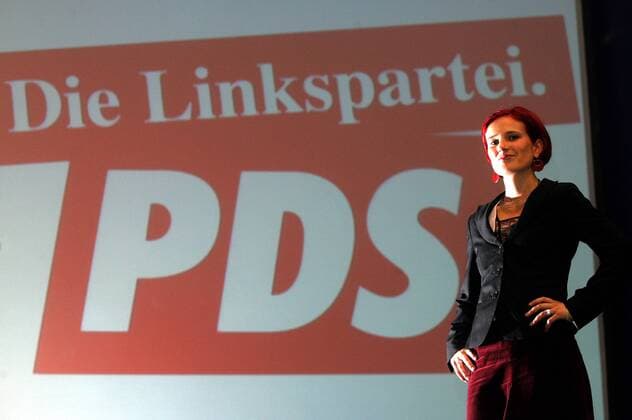 Katja Kipping (GER PDS Stellvertretende Bundesvorsitzende) vor dem Schriftzug -Die Linkspartei.PDS- während des Landesparteitages der PDS in Dresden