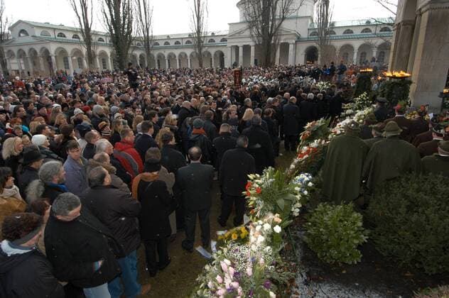 Großer Menschenandrang anlässlich der Beerdigung von Rudolph Moshammer auf dem Ostfriedhof in München