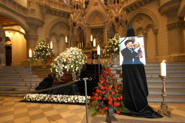 Sarg des ermordeten Modemachers Rudolph Moshammer steht aufgebahrt neben seinem Foto in der evangelischen Lukaskirche in München