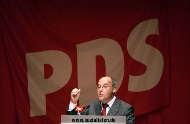 Gregor Gysi (GER PDS) spricht während des PDS-Sonderparteitags in der Kongresshalle in Berlin