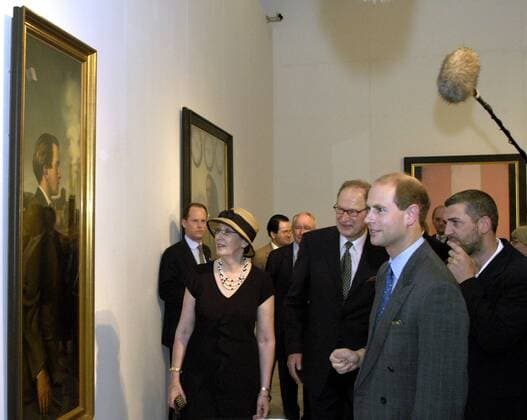V.l.n.r. Heide Simonis (GER SPD Ministerpräsidentin Schleswig-Holstein), Prof. Dr. Herwig Guratzsch (GER Museumsdirektor Landesmuseum Schleswig-Holstein), Prinz Edward (GBR Graf von Wessex) und Künstler Stephen Conroy (GBR) anlässlich eines Besuches im Schleswig-Holsteinischen Landesmuseum Schloss Gottorf