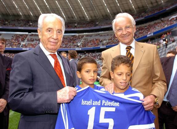 Shimon Peres (li., ISR Vizepremierminister Israel) und Edmund Stoiber (GER CSU Ministerpräsident Bayern) präsentieren das Trikot der israelisch-palästinensischen Jugendmannschaft anlässlich des Fußball-Friedensspiels in München