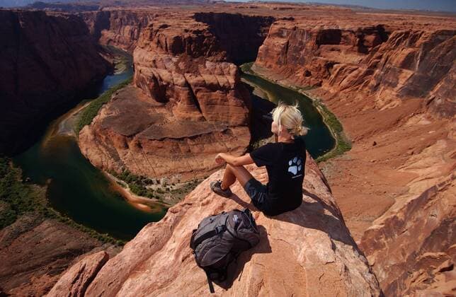 Junge Frau betrachtet den großartigen Grand Canyon