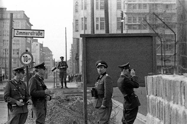Grenzposten am Checkpoint Charlie in Berlin