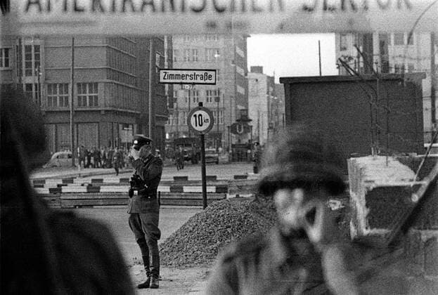 Grenzposten am Checkpoint Charlie in Berlin