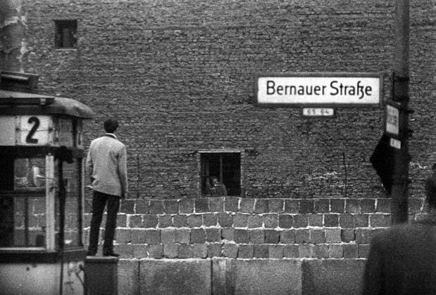 Berliner Mauer an der Bernauer Straße - Westberliner und Ostberliner schauen sich über die Mauer hinweg an