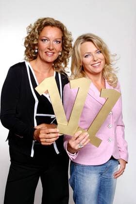 Moderatoren-Duo Eva Herman (re.) und Bettina Tietjen (beide GER) anlässlich eines Pressetermins zur 111. Sendung HERMAN&TIETJEN
