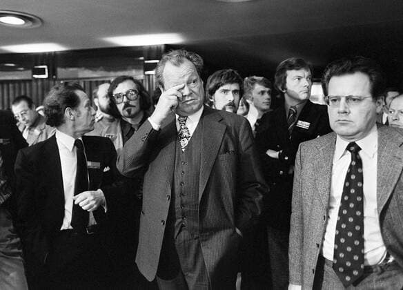 Bundeskanzler Willy Brandt (Mitte) und sein Referent Günter Guillaume (re., beide GER SPD) anlässlich eines Bundesparteitags in Hannover