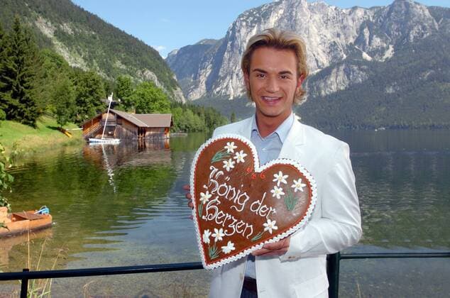 Schauspieler Florian Silbereisen (GER) mit Lebkuchenherz anlässlich eines Pressetermins zum ARD-Fernsehfilm KÖNIG DER HERZEN in Bad Aussee - Österreich