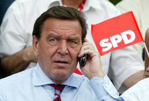 Bundeskanzler Gerhard Schröder (GER SPD) telefoniert mit seinem Handy während eines Fußballspiels des Sportvereins Stern 1900 auf dem Sportplatz Kreuznacher Straße in Berlin