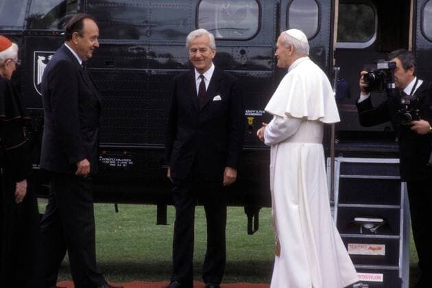Papst Johannes Paul II. (re., POL) mit Hans-Dietrich Genscher (li., GER FDP Bundesaußenminister) und Richard von Weizsäcker (Mitte, GER CDU Bundespräsident) in Köln