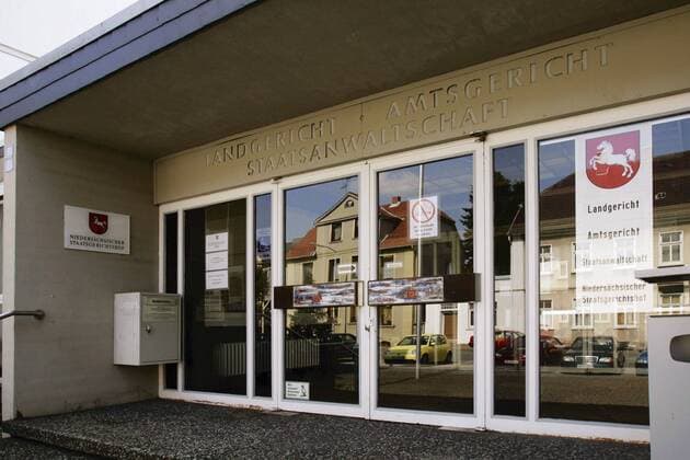 Eingang zum niedersächsischen Staatsgerichtshof in Bückeburg