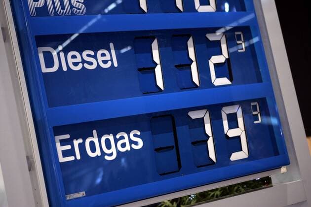 Preistafel einer Tankstelle in Frankfurt Main zeigt niedrige Erdgaspreise