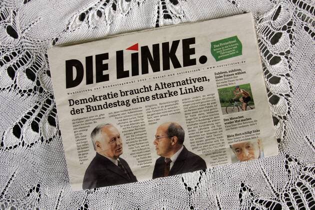 Wahlzeitung der Linken PDS zur Bundestagswahl 2005 liegt auf einer gehäkelten Decke