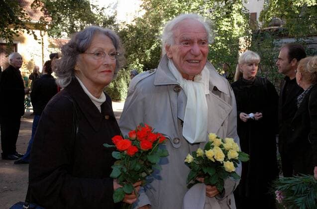 Schauspieler Hans-Peter Minetti und Ehefrau Irma Münch-Minetti (GER) anlässlich der Beisetzung von Schauspieler Ekkehard Schall auf dem Dorotheenstädtischen Friedhof in Berlin