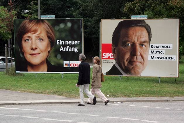 Wahlplakate der Spitzenkandidaten Angela Merkel (CDU) und Gerhard Schröder (SPD) in Hamburg