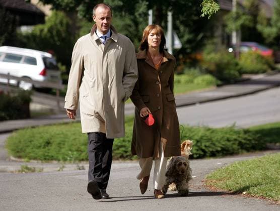 Friedrich Merz (GER CDU) mit Ehefrau Charlotte und Hund vor dem Wahlgang im heimatlichen Niedereimer bei Arnsberg